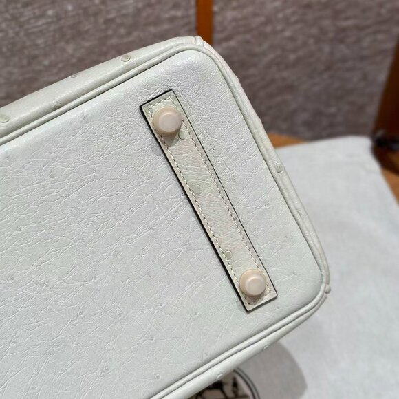 Classic Hermes Bag: A Stylish and Versatile Choice for Elegance - Picture 5 of 6